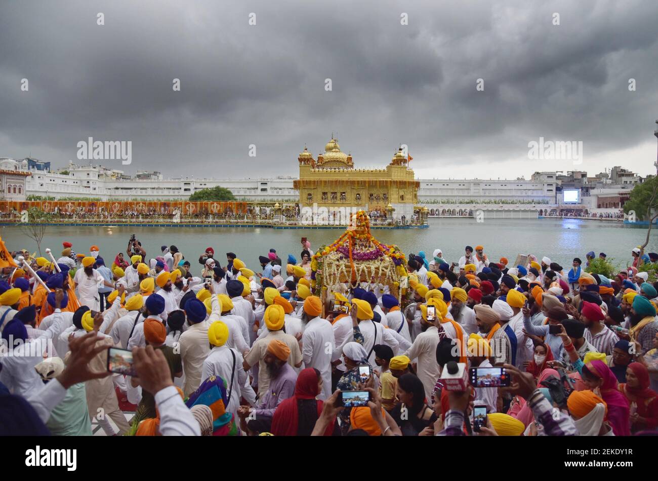amritsar-india-august-19-devotees-carry-the-holy-book-guru-granth