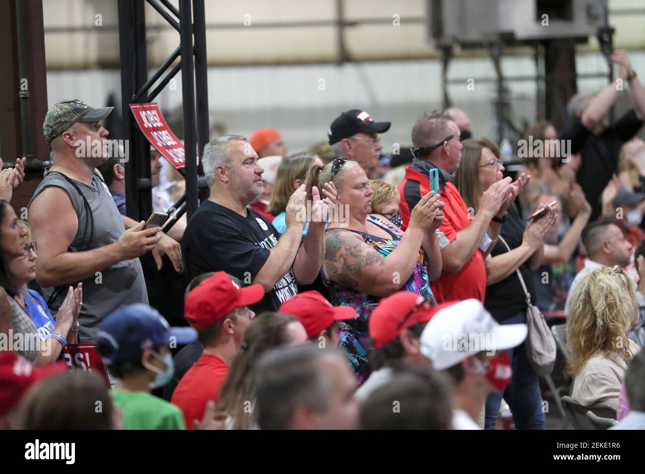 The crowd acknowledges Vice President Mike Pence during his visit to Tankcraft Corp. Mjs Pence Nws Sears 25 (Photo by Michael Sears / Milwaukee Journal Sentinel/USA Today Network/Sipa USA) Stock Photo