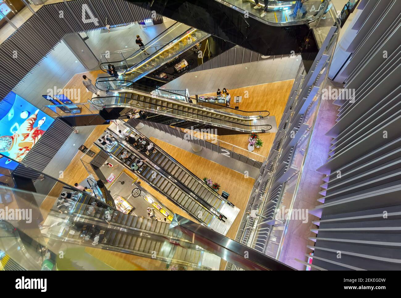 hop Rijden snijder View of the escalators overlapping and crossing in a shopping mall in  Shanghai, China, 21 August 2020. A shopping mall which arranged its  escalators at different spots has made its inner layout