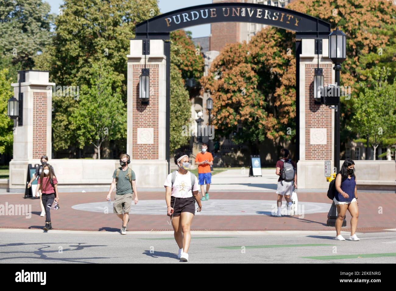 Students cross the State and Grant streets intersection at Purdue University, Monday, Aug. 24, 2020 in West Lafayette. Purdue University First Day Of Classes Fall 2020 (Photo by Nikos Frazier | Journal & Courier/USA Today Network/Sipa USA) Stock Photo
