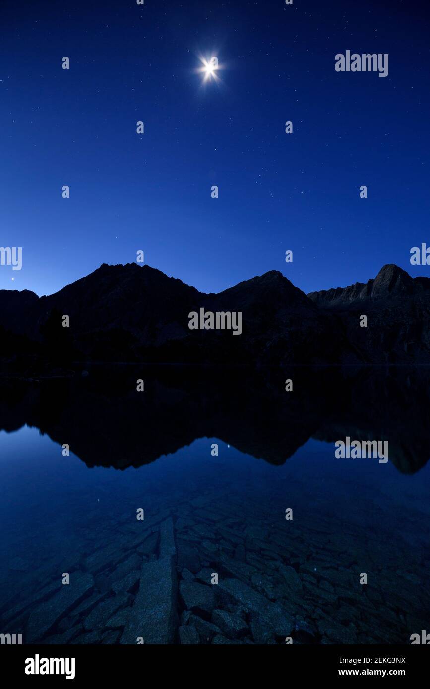 Estany Negre de Peguera (lake), at night (Aigüestortes and Estany de Sant Maurici National Park, Pyrenees, Catalonia, Spain) Stock Photo