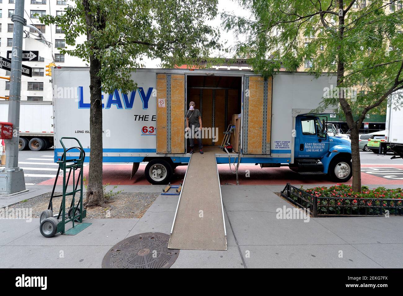 Truck moving belongings usa hires stock photography and images Alamy