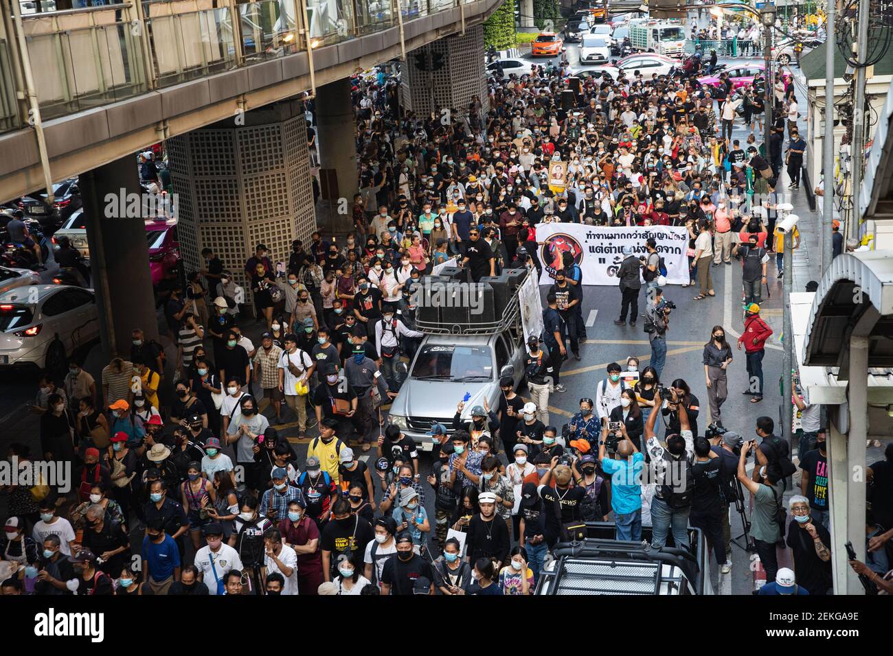 Protesters marching from Ratchaprasong intersection to the Royal Thai ...