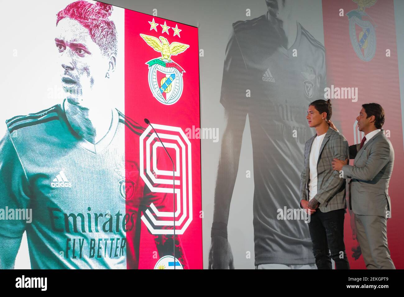 Seixal, 09/04/2020 - Presentation of the new player from Sport Lisboa e  Benfica that took place this afternoon at Benfica Campus. Darwin NuÃ±es  with Rui Costa (Gerardo Santos / Global Imagens Stock