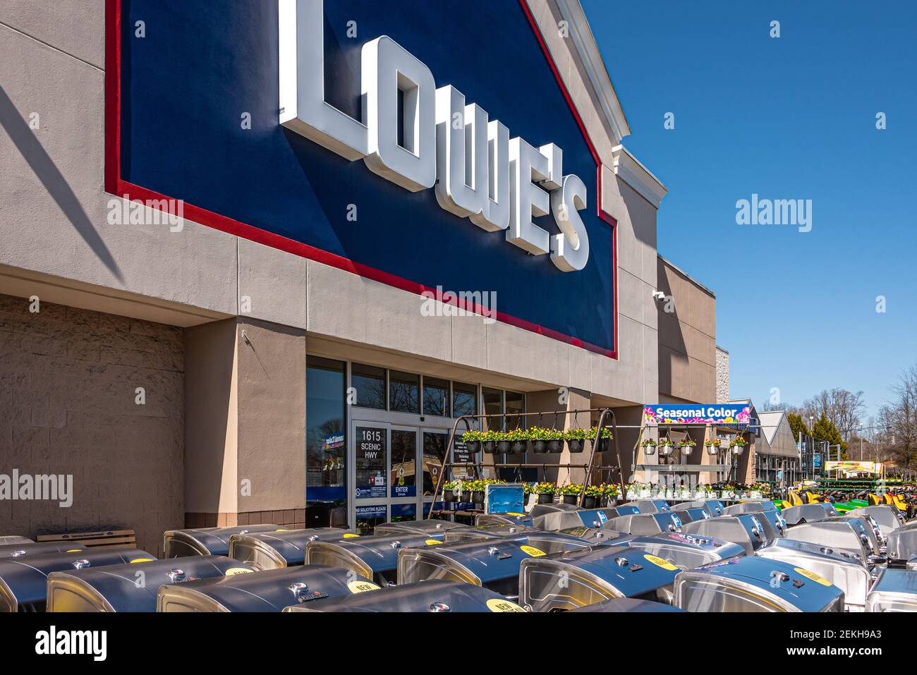 Lowe's Home Improvement store with outdoor display of gas grills and landscape supply in Snellville, Georgia, just east of Atlanta. (USA) Stock Photo