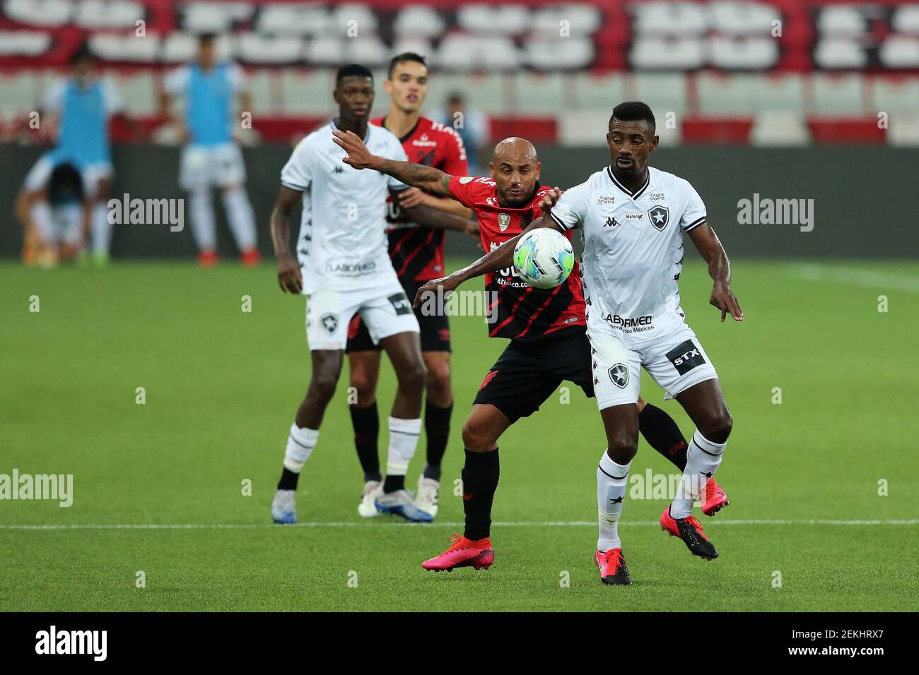 Jonathan do Athletico disputa lance com Salomon Kalou do Botafogo durante a  partida entre Athletico e