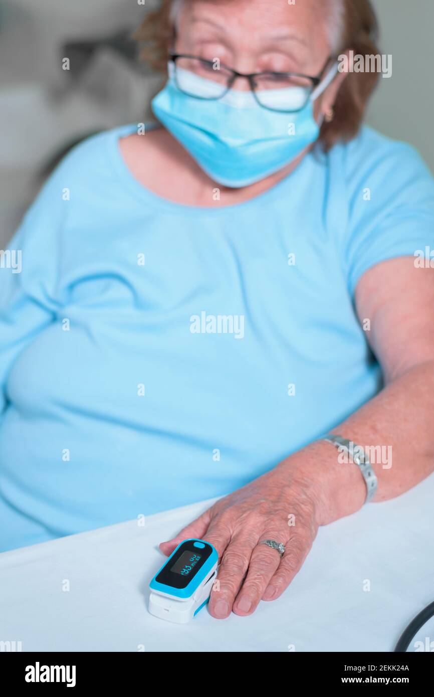 grandmother shows how to use the oximeter Stock Photo - Alamy