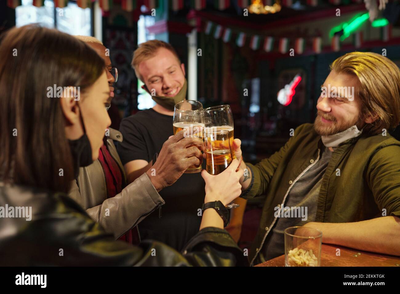 Group of friends sitting at bar hi-res stock photography and images - Alamy
