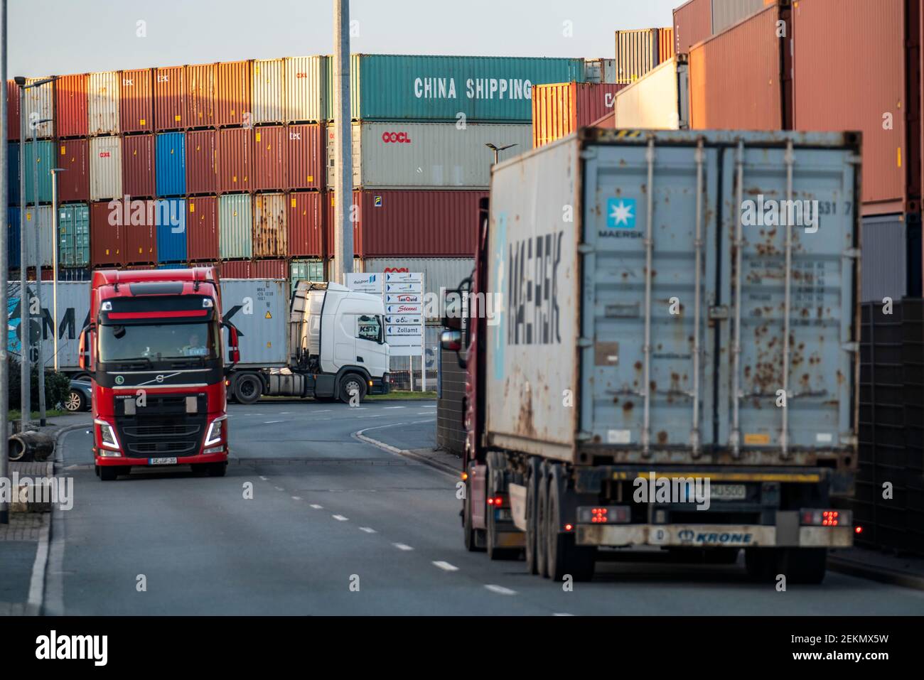 Port of Duisburg Ruhrort, container handling at DeCeTe, Duisburg Container Terminal, Duisport, Duisburger Hafen AG, Duisburg, NRW, Germany, Stock Photo