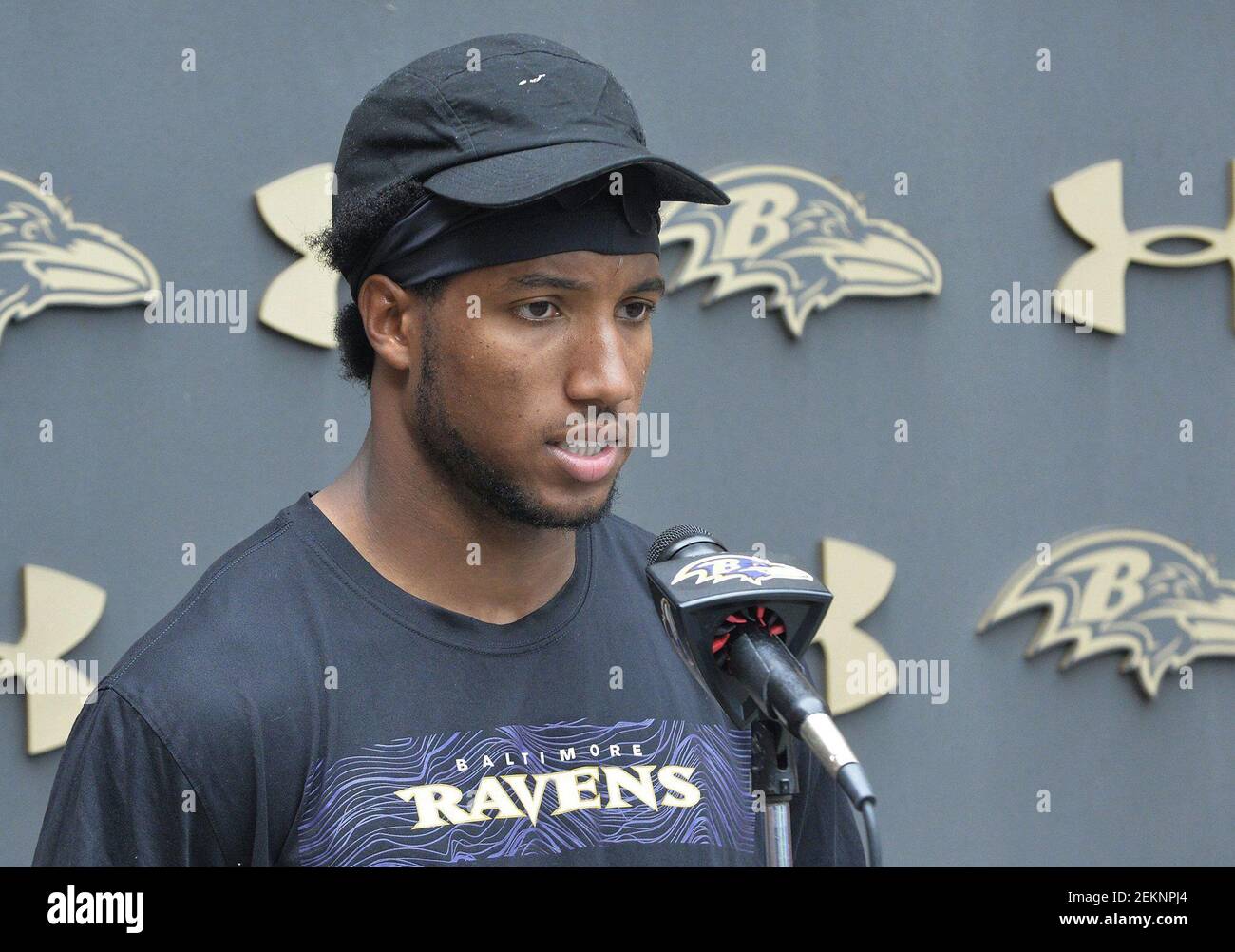 Baltimore Ravens cornerback Marlon Humphrey warms up before an NFL wild-card  playoff football game against the Cincinnati Bengals in Cincinnati, Sunday,  Jan. 15, 2023. (AP Photo/Darron Cummings Stock Photo - Alamy