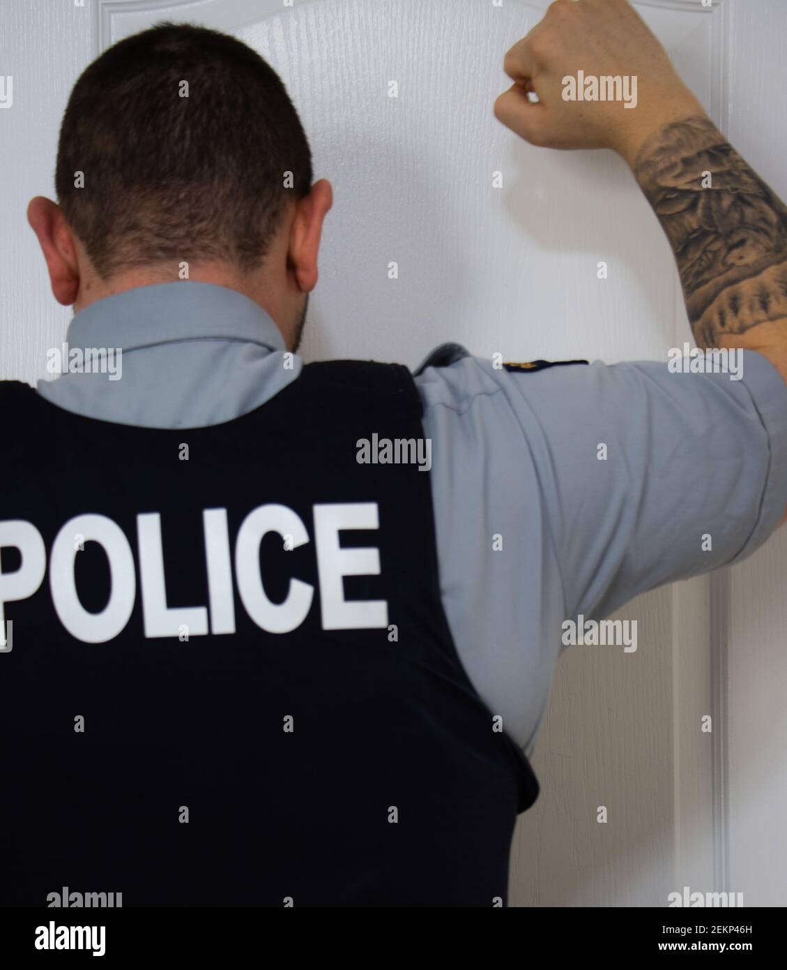 Police knock on door hires stock photography and images Alamy