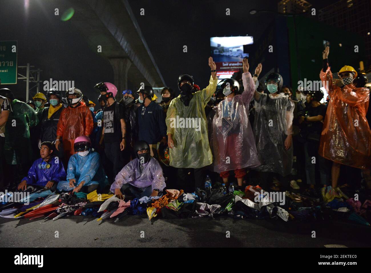 Bangkok : Volunteers keep the protesters safe. Prepare personal ...