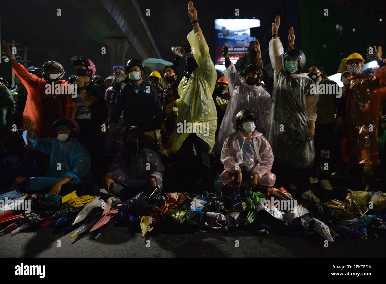 Protest Protection Kit Bangkok : Volunteers keep the protesters safe. Prepare personal ...