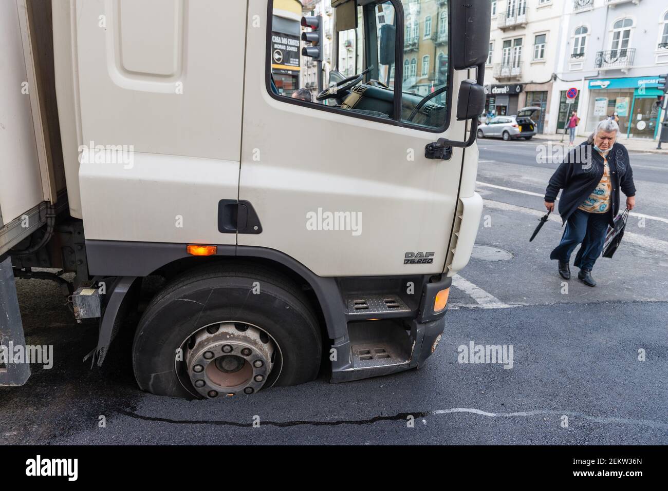 Lisbon, 10/23/2020 - Slaughter on Rua Cavaleiro de Oliveira immobilizes a  truck given that the right front wheel has pierced the pavement. The truck  was stopped at the traffic light that gives