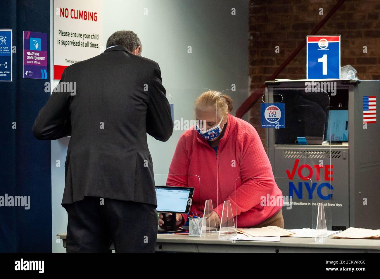 After standing in line for hours, New York City Mayor Bill de Blasio