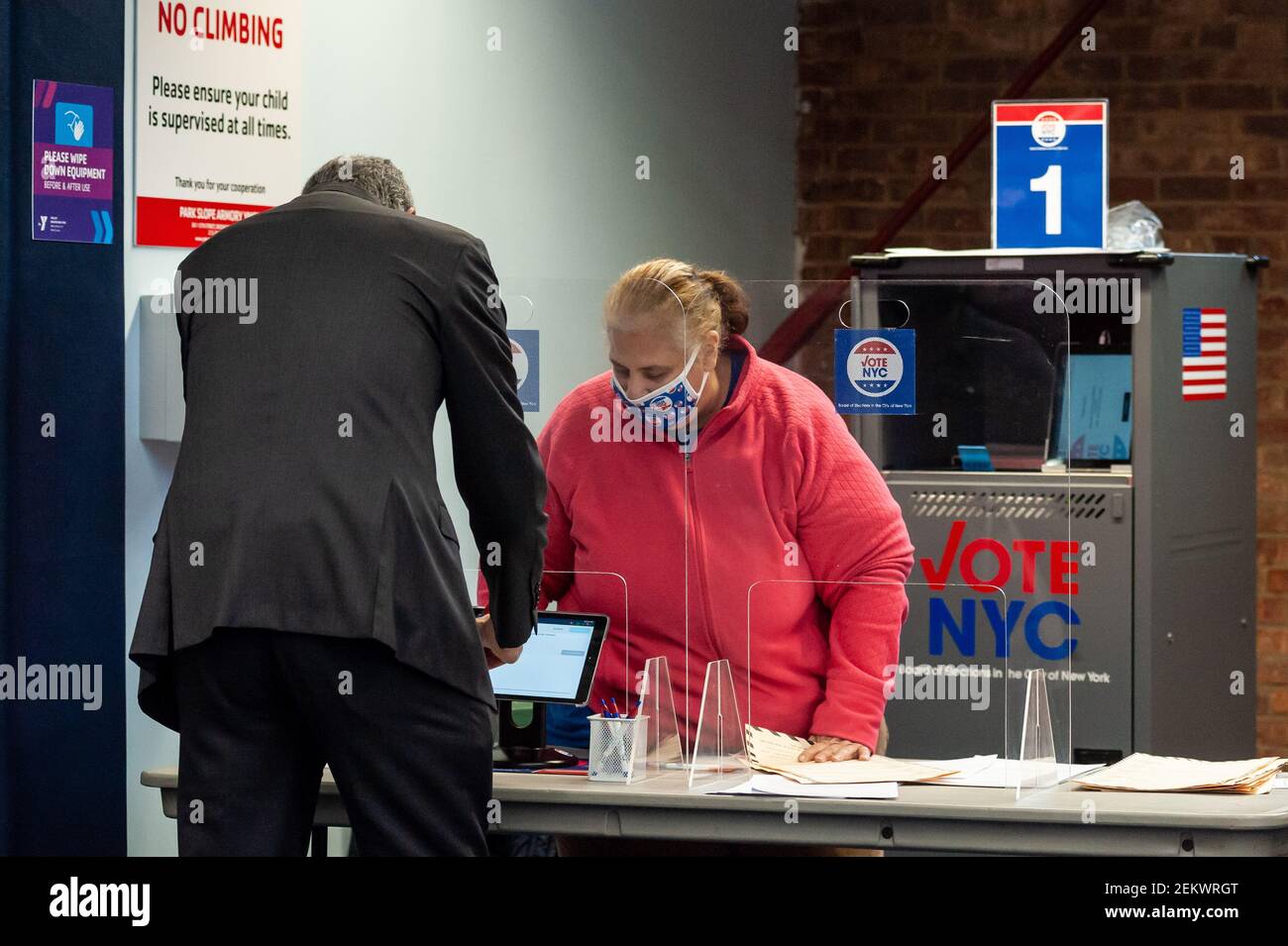 After standing in line for hours, New York City Mayor Bill de Blasio