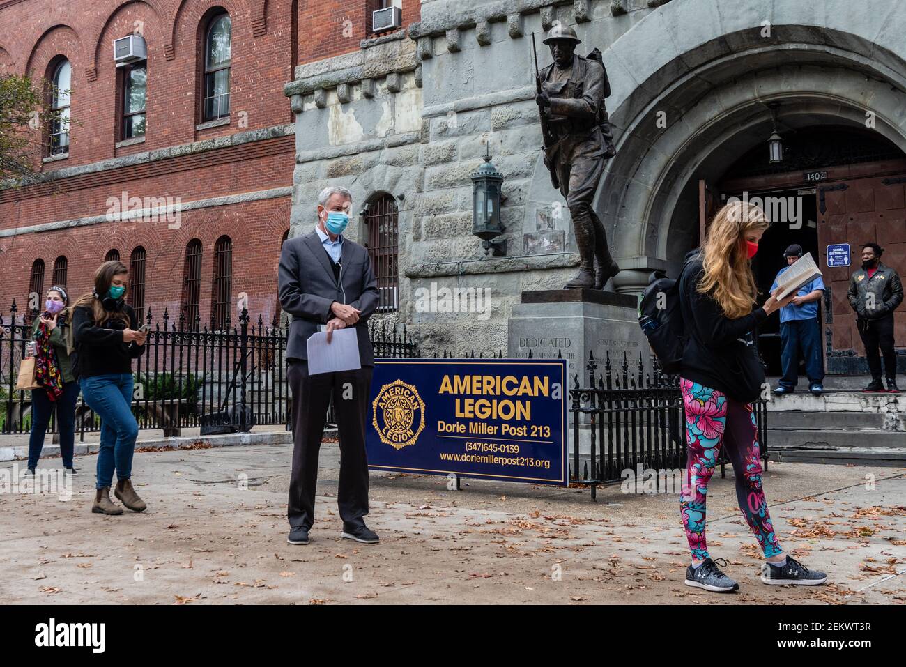 New York City Mayor Bill de Blasio stands in an over twohourlong line