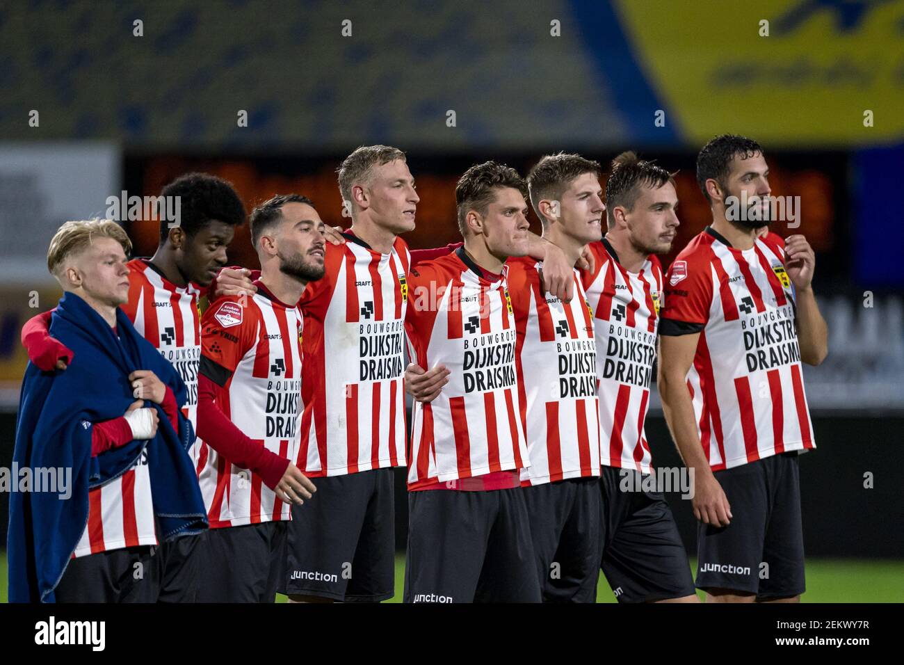 scherm zingen etiquette WAALWIJK, Netherlands, 28-10-2020, football, , KNVB Beker, season 2020 /  2021, players of Cambuur watching the penaltyâ€™s during the match RKC -  Cambuur (Photo by Pro Shots/Sipa USA Stock Photo - Alamy