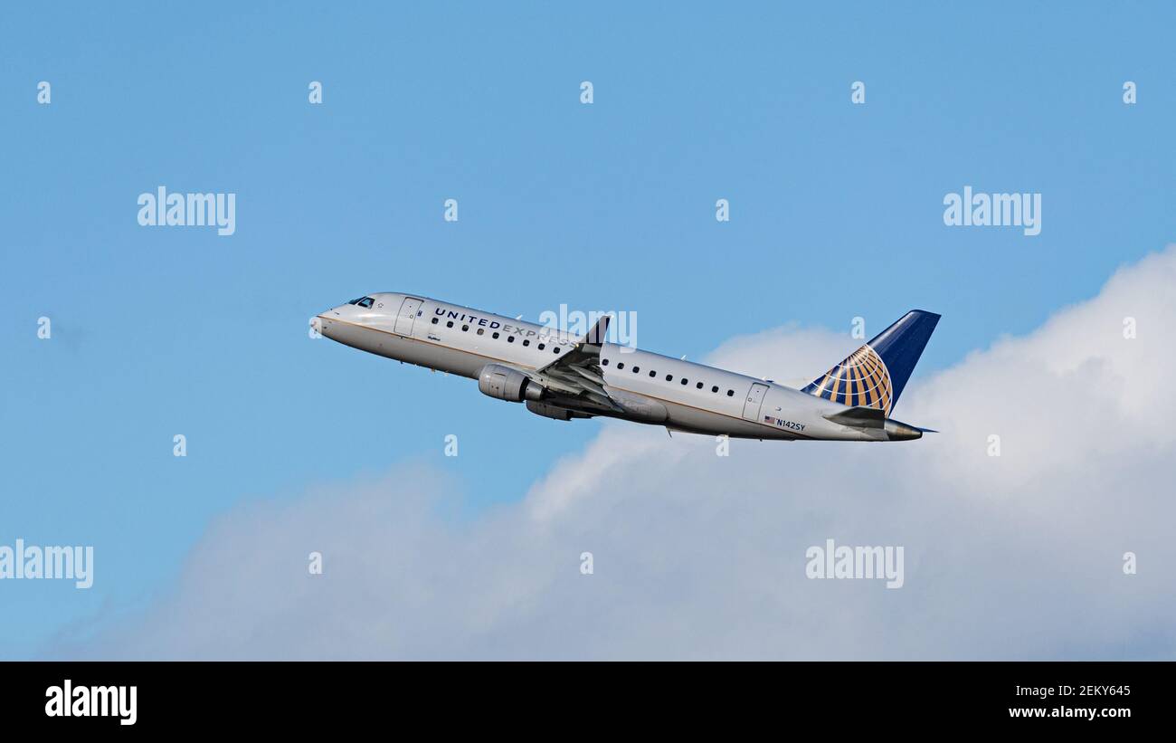 Embraer e175lr hi-res stock photography and images - Alamy