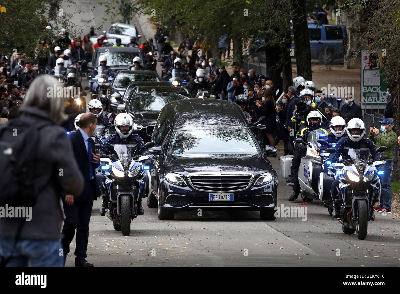 The long cars procession during the funeral of the Italian actor Gigi ...