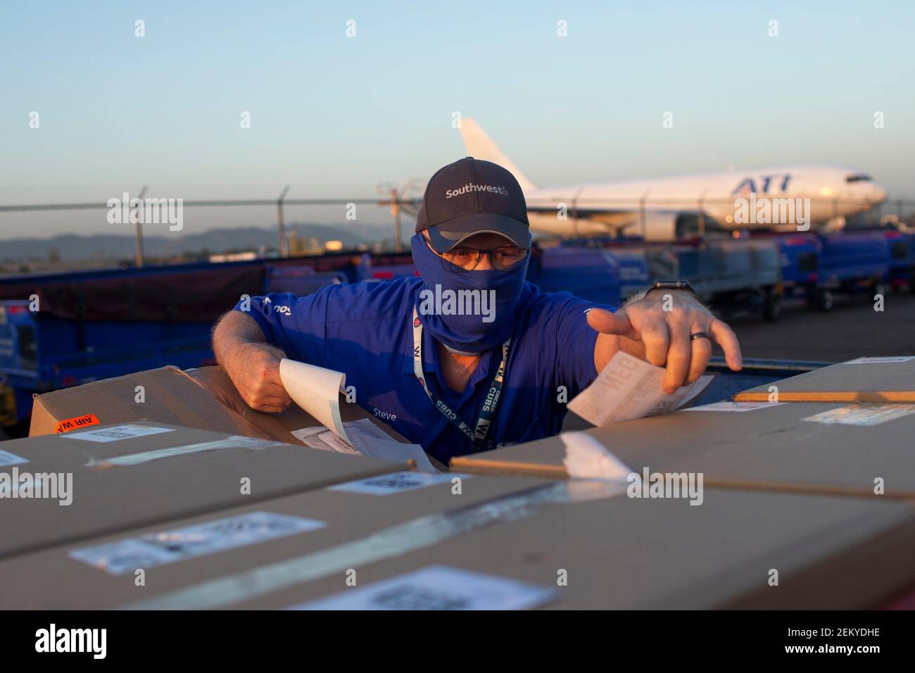 Steve Dombrowski places tags on boxes that will ship to cities across the country through Southwest Airlines Cargo operations at Sky Harbor International Airport in Phoenix on Sept. 23, 2020. South West Airlines Cargo (Photo by Thomas Hawthorne/The Republic/USA Today Network/Sipa USA) Stock Photo