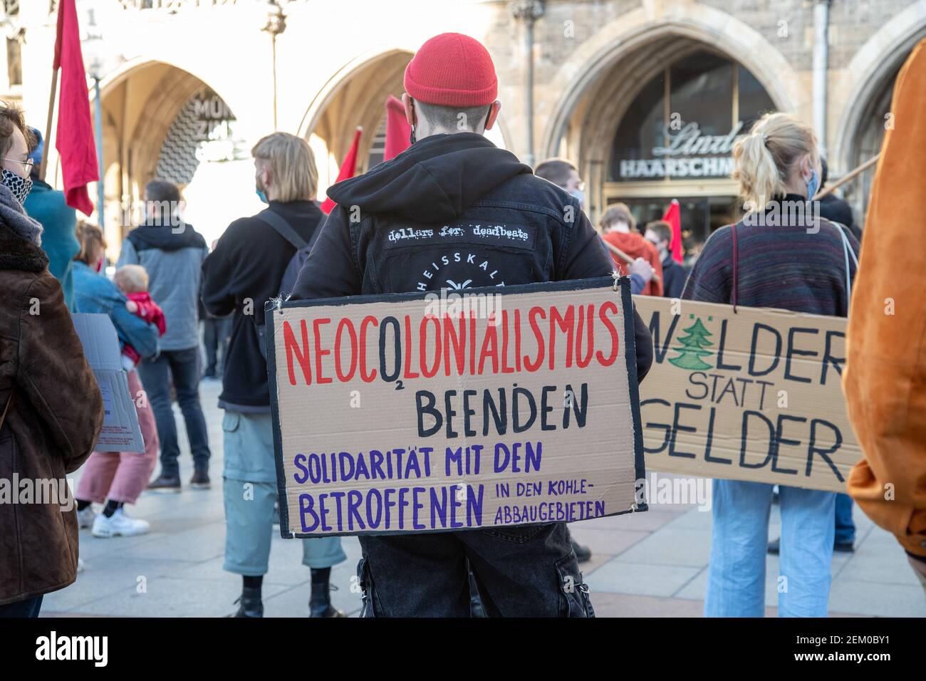 Aktivist mit Schild: ' NeoCO2linialismus beenden / Solidarit Stock Photo