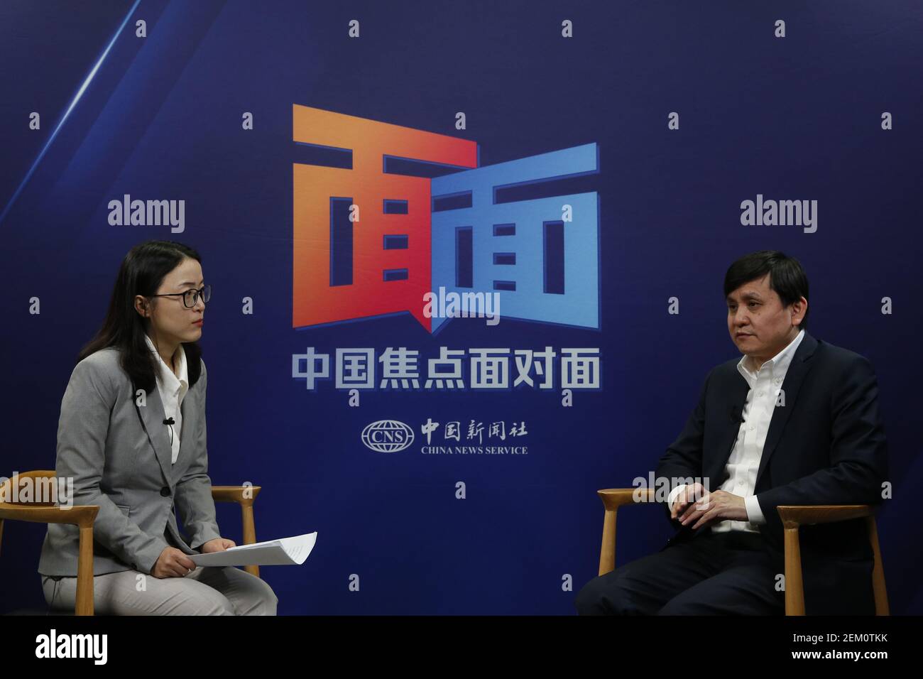 The famous doctor Zhang Wenhong takes the interview and talks about how