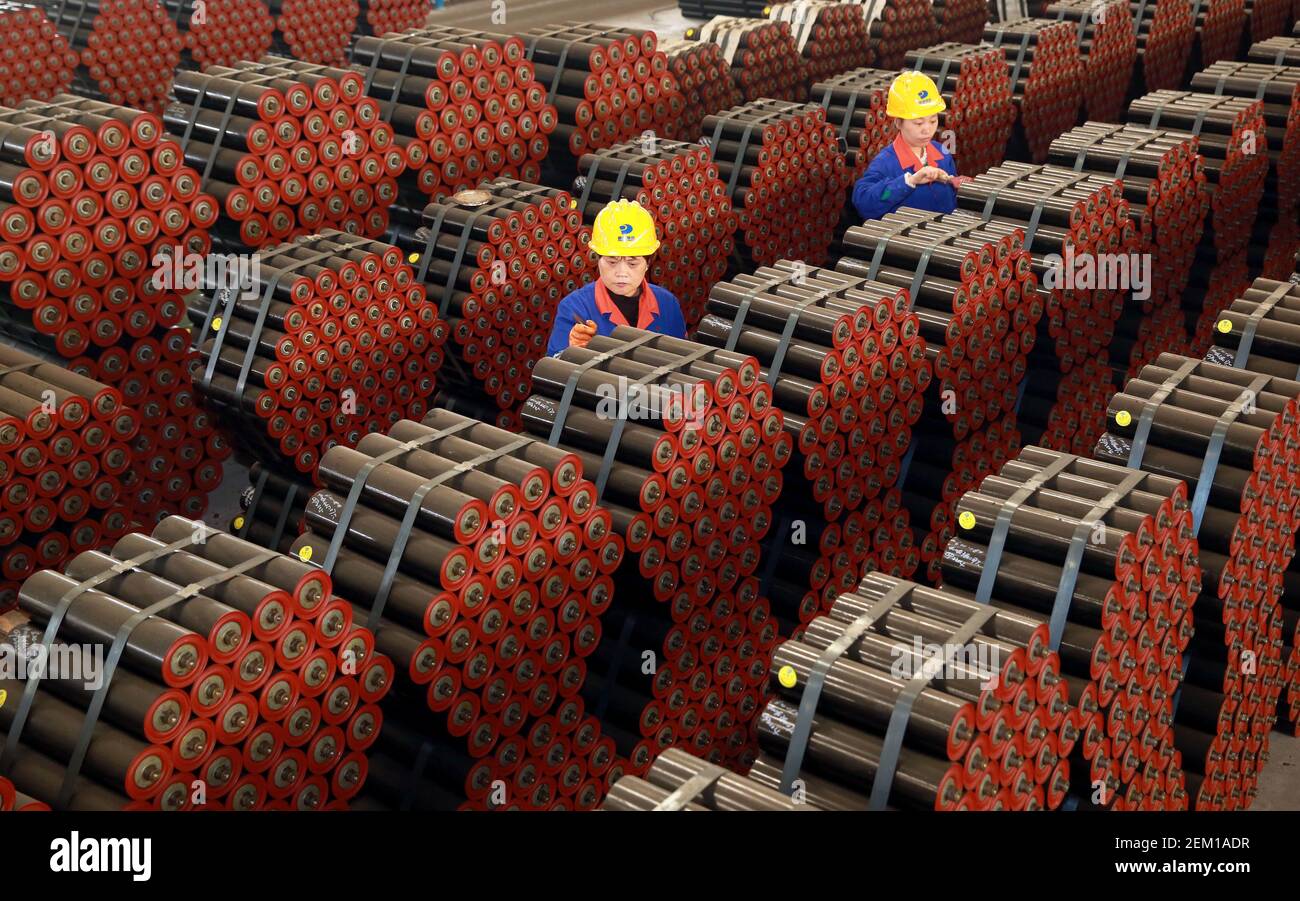 TONGCHENG, CHINA - NOVEMBER 17, 2020 - Workers carry out anti-corrosion treatment at the finished product area in the workshop of Anhui Climbing Heavy Industry Co., LTD in Tongcheng city, East China's Anhui Province, Nov. 17, 2020. (Photo by Jiang Sheng / Costfoto/Sipa USA) Stock Photo