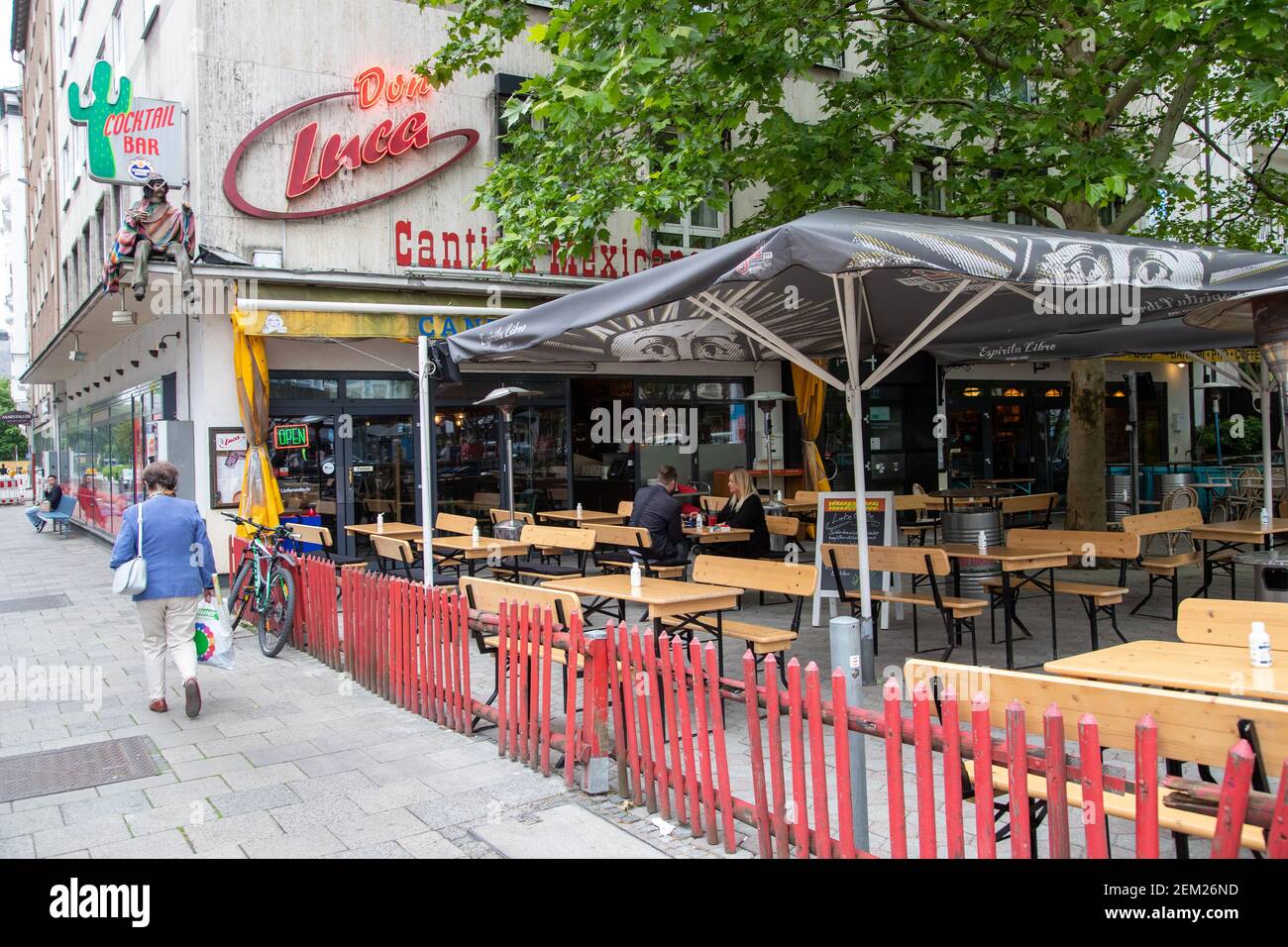 Mexikanisches Restaurant Ist Weitgehend Leer Am Samstag Den 30 Mai Haben Viele Menschen Das Wochnende In Munchen Genossen Und Genutzt Und Sind In Restaurants Cafes Und Zum Einkaufen In Die Leopolodstrasse Photo