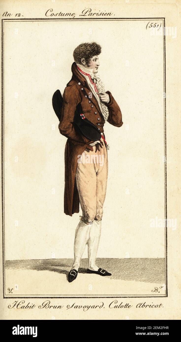 Dandy in semi-formal outfit. He wears a chestnut-brown Savoyard frock coat,  waistcoat, apricot breeches, white hose and buckle shoes. He holds a bicorn  or chapeau bras under his arm. Habit brun Savoyard