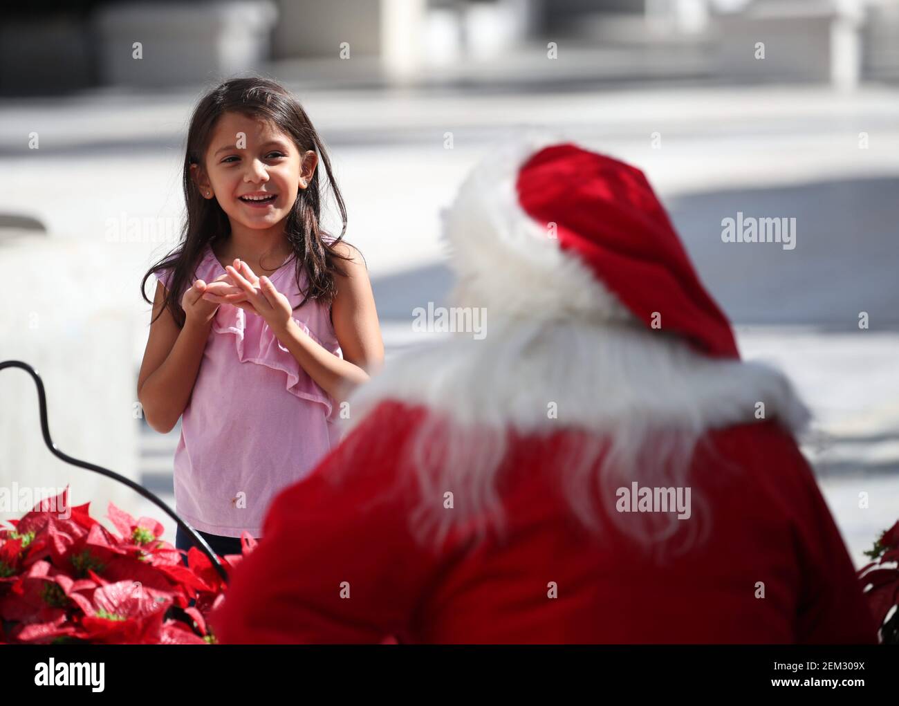 Families visit Santa at Bell Tower Shops on Friday, Nov. 27, 2020, in Fort Myers. Fnp 112720 Ai Santa 004 (Photo by Amanda Inscore/The News-Press - USA Today Network-Florida/USA Today Network/Sipa USA) Stock Photo