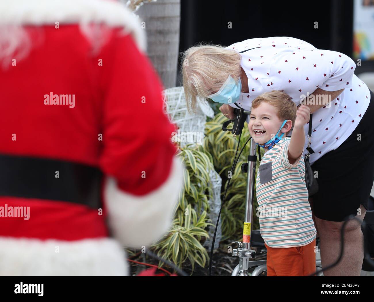 Families visit Santa at Bell Tower Shops on Friday, Nov. 27, 2020, in Fort Myers. Fnp 112720 Ai Santa 008 (Photo by Amanda Inscore/The News-Press - USA Today Network-Florida/USA Today Network/Sipa USA) Stock Photo