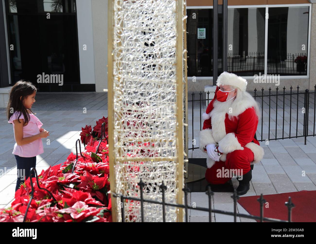 Families visit Santa at Bell Tower Shops on Friday, Nov. 27, 2020, in Fort Myers. Fnp 112720 Ai Santa 010 (Photo by Amanda Inscore/The News-Press - USA Today Network-Florida/USA Today Network/Sipa USA) Stock Photo