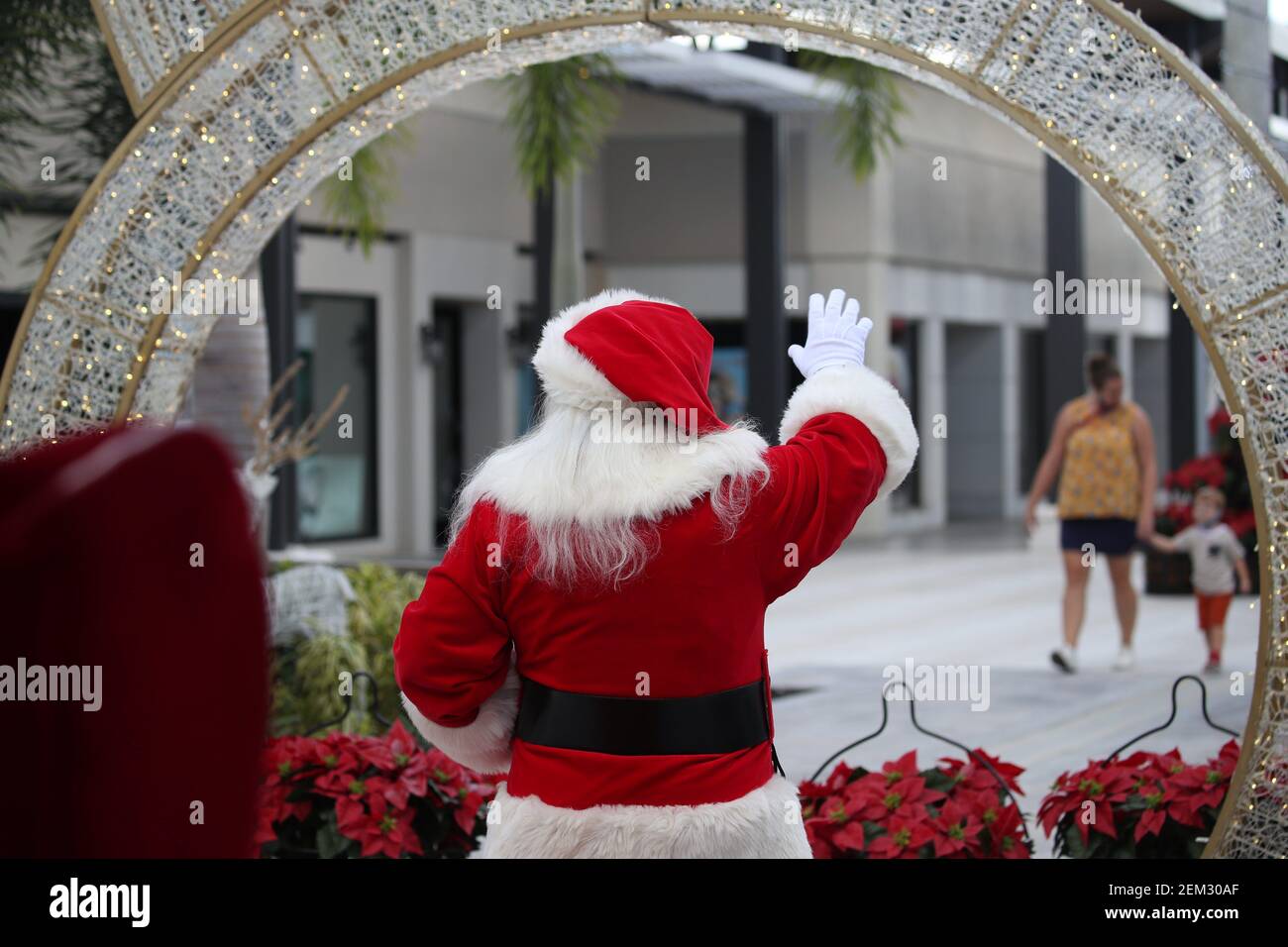 Families visit Santa at Bell Tower Shops on Friday, Nov. 27, 2020, in Fort Myers. Fnp 112720 Ai Santa 005 (Photo by Amanda Inscore/The News-Press - USA Today Network-Florida/USA Today Network/Sipa USA) Stock Photo