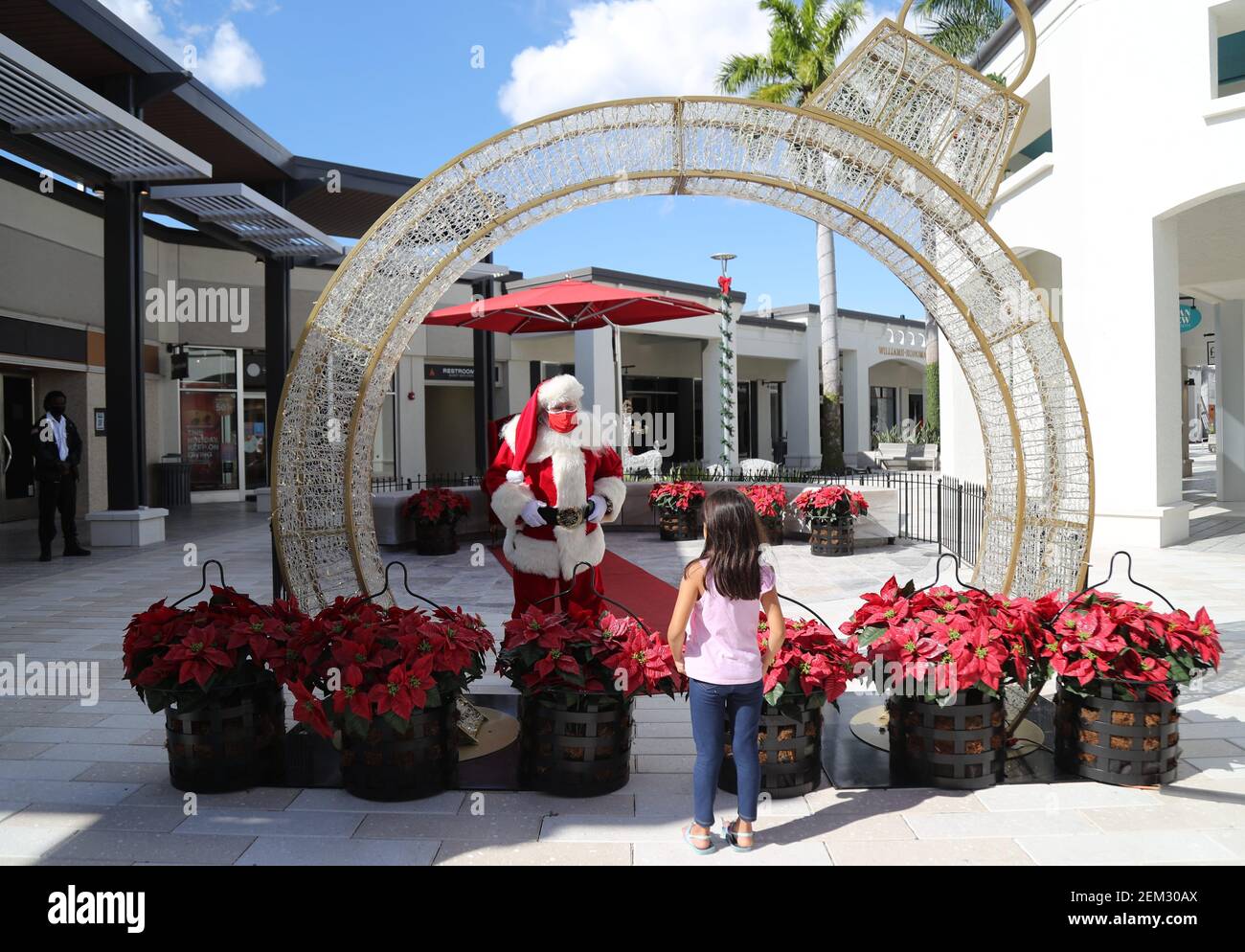 Families visit Santa at Bell Tower Shops on Friday, Nov. 27, 2020, in Fort Myers. Fnp 112720 Ai Santa 009 (Photo by Amanda Inscore/The News-Press - USA Today Network-Florida/USA Today Network/Sipa USA) Stock Photo