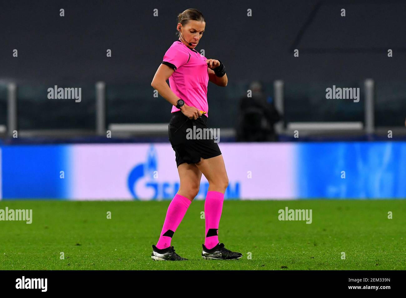 Woman referee hi-res stock photography and images - Page 2 - Alamy