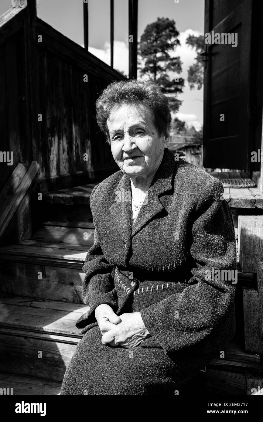 Old wrinkled face woman sitting Black and White Stock Photos & Images ...