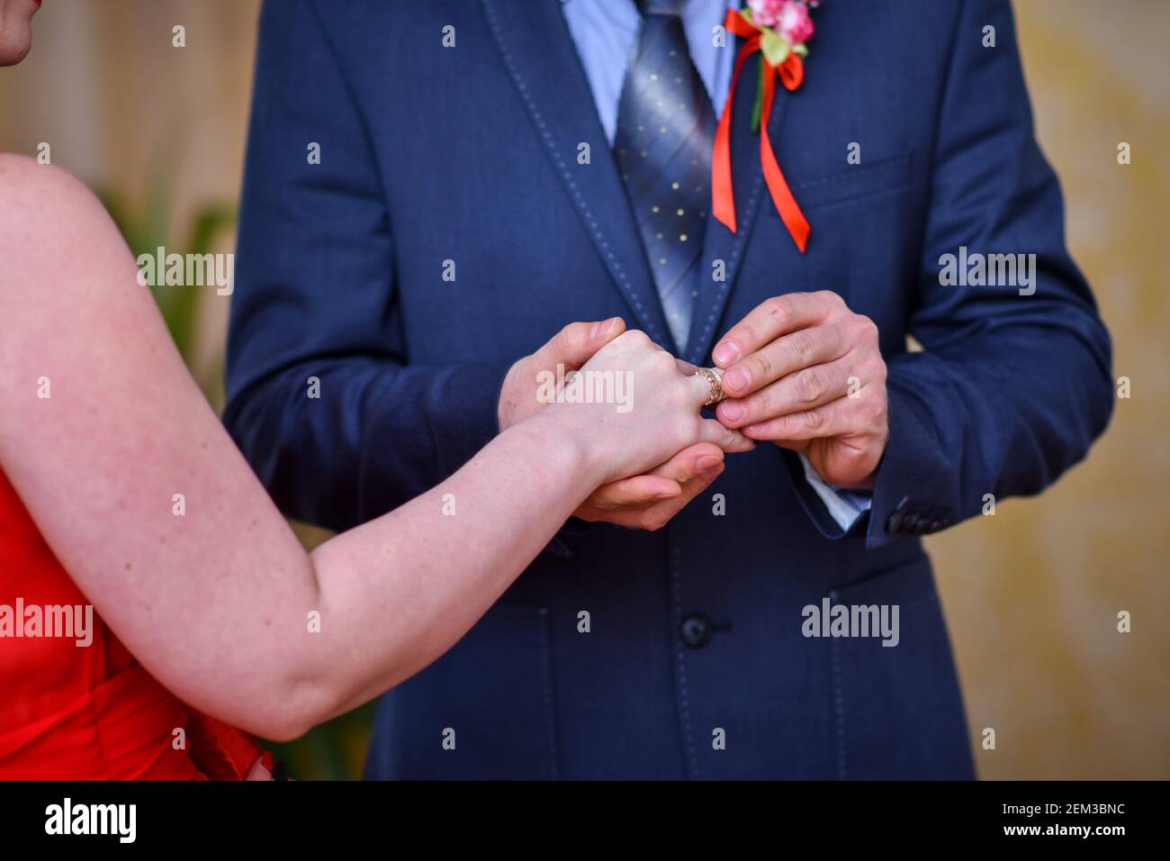Groom bride hand ring hi-res stock photography and images - Alamy