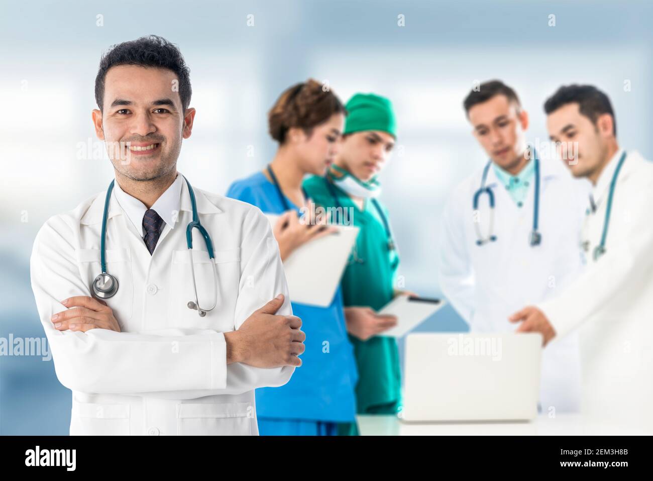Medical education. Обсуждение врачей. People in the medical work long hours. Успешный врач. People in the medical work long hours.