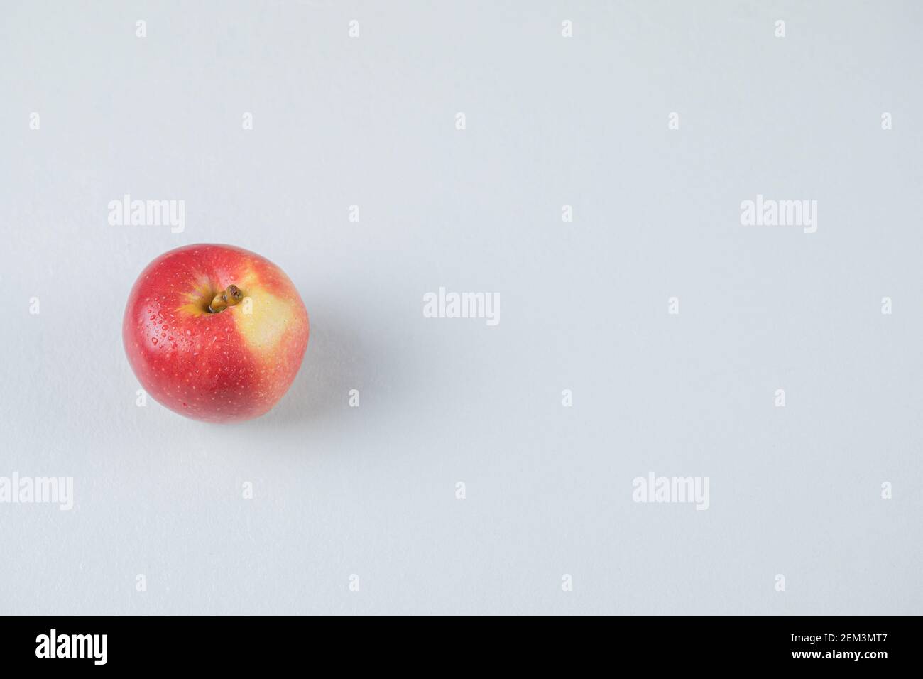 A red apple isolated on white background Stock Photo - Alamy