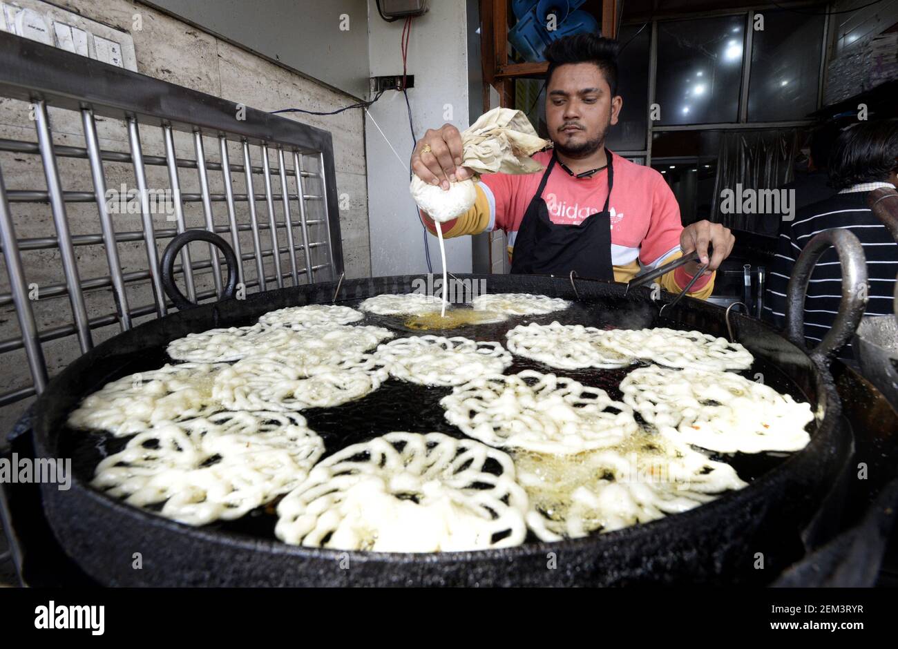 Jammu, Indiancontrolled Kashmir. 24th Feb, 2021. A chef makes "Jalebi
