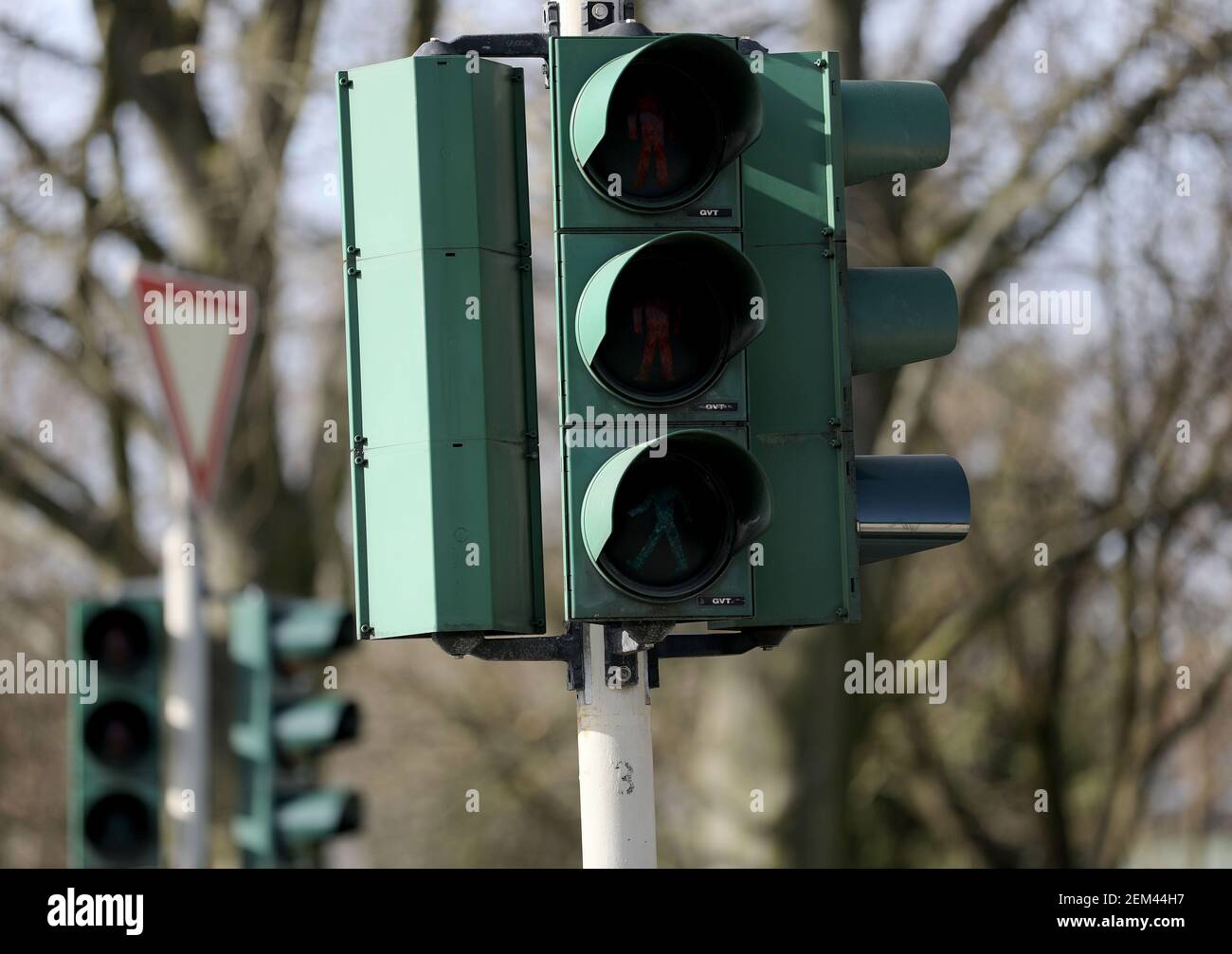 https://c8.alamy.com/comp/2EM44H7/schwerte-germany-24th-feb-2021-a-traffic-light-at-an-intersection-is-out-of-service-the-city-wide-power-outage-after-a-fire-in-a-substation-in-schwerte-is-expected-to-last-at-least-until-the-evening-to-dpalnw-power-outage-in-schwerte-expected-to-last-at-least-until-evening-credit-oliver-bergdpaalamy-live-news-2EM44H7.jpg