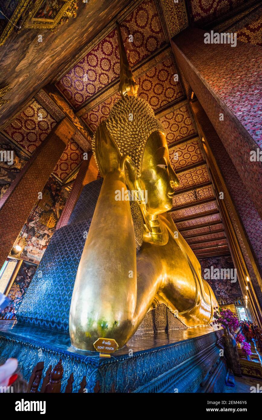 Golden Statue of the Reclining Buddha at Wat Pho Buddhist Temple ...