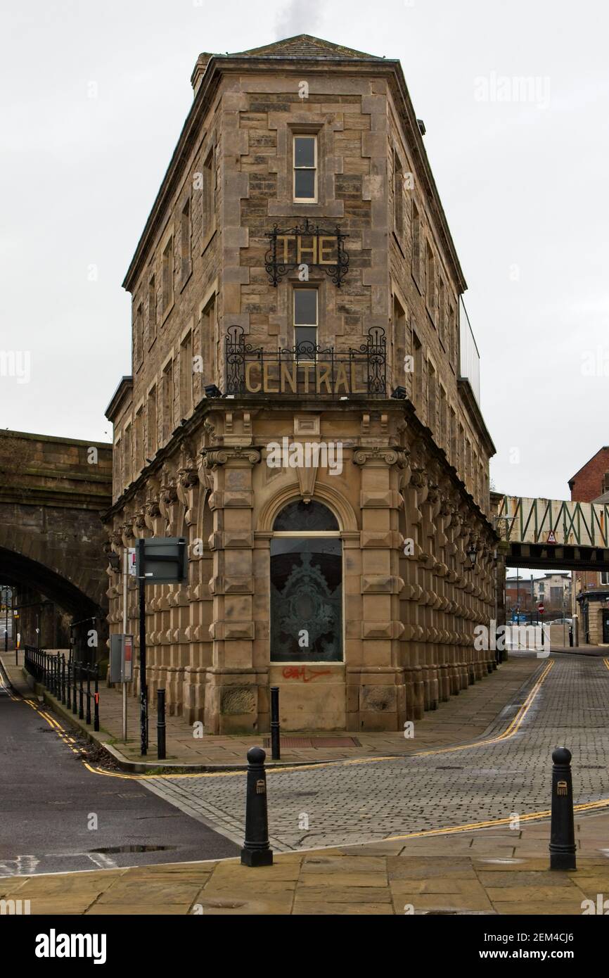The Central public house is an old wedge shaped building standing proudly on Half Moon Lane in Gateshead, Tyne and Wear. Stock Photo
