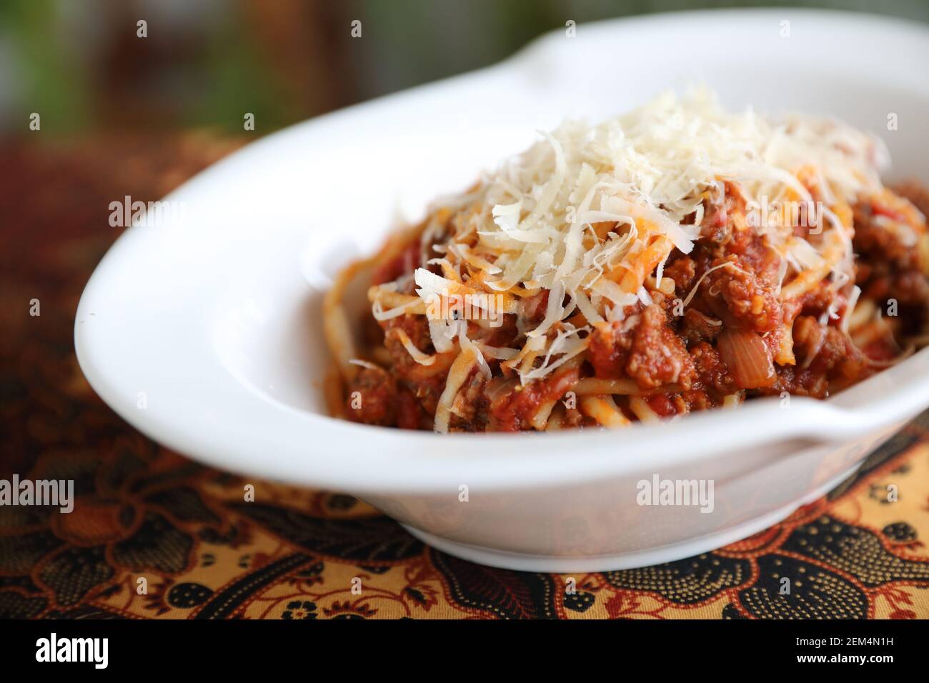 Spaghetti bolognese , Spaghetti with tomato sauce top with cheese ...