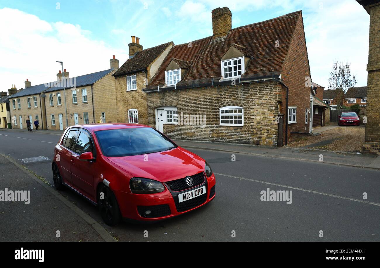 Car parked in front of building hi-res stock photography and images - Alamy