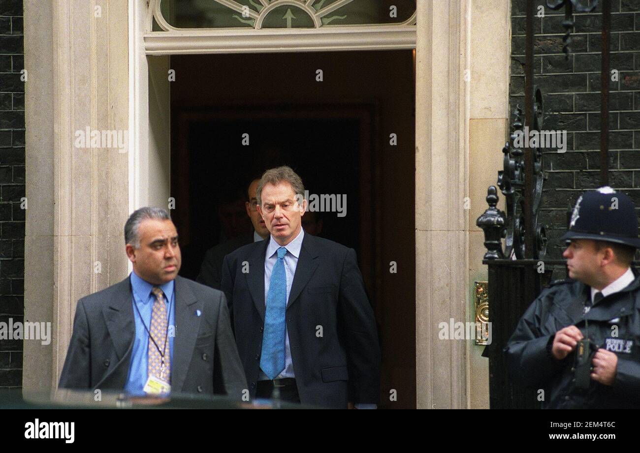 TONY BLAIR LEAVING NO 10 THIS MORNING TO GO TO THE COMMONS TO ADDRESS AN EMERGENCY SITTING OF THE HOUSE.4.10.01     PIC;JOHN VOOS Stock Photo