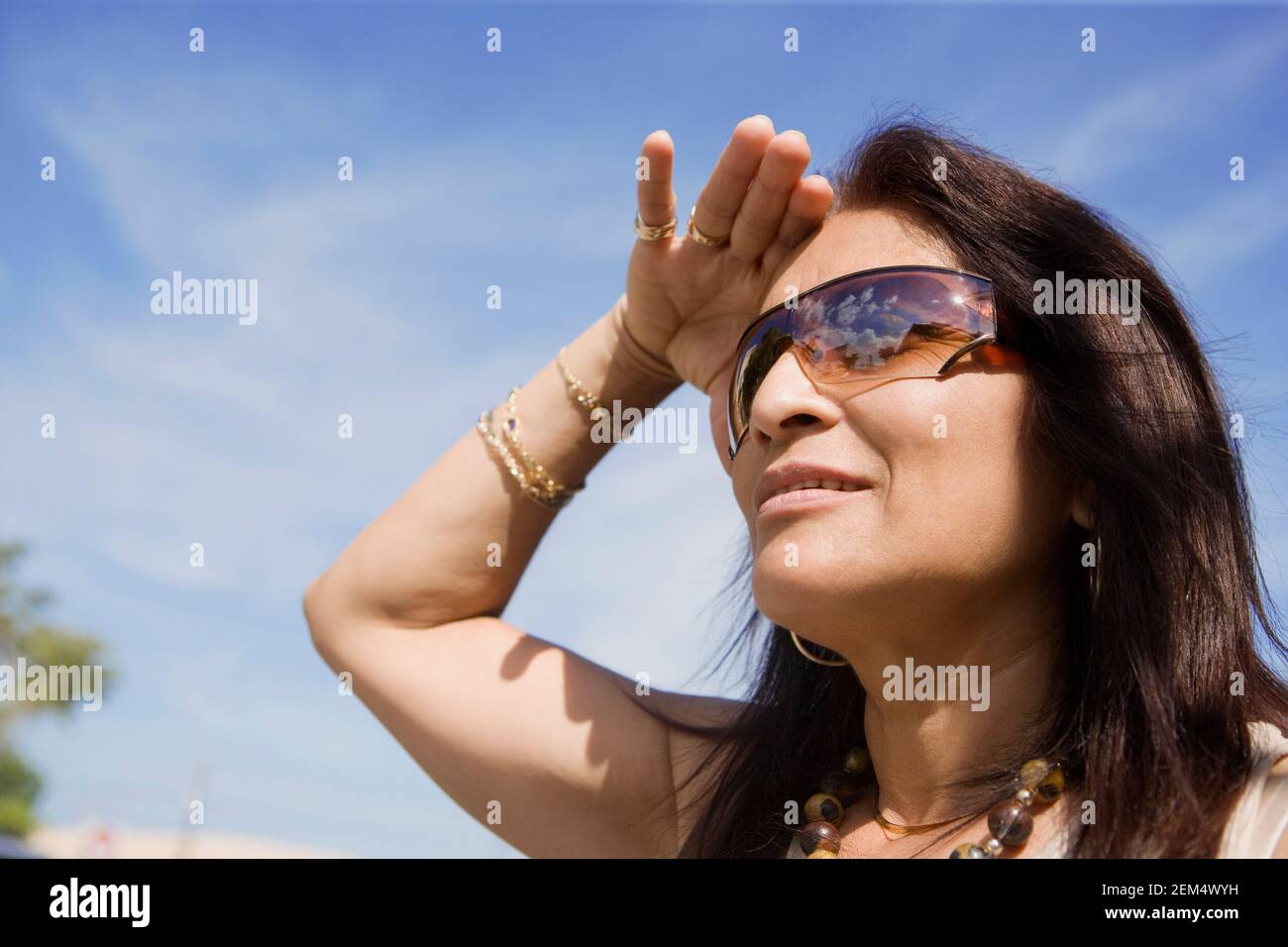 Mature woman wearing sunglasses hi-res stock photography and images - Alamy
