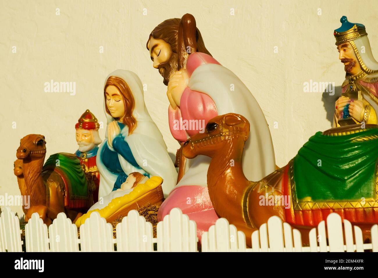 Nativity figurines hi-res stock photography and images - Alamy