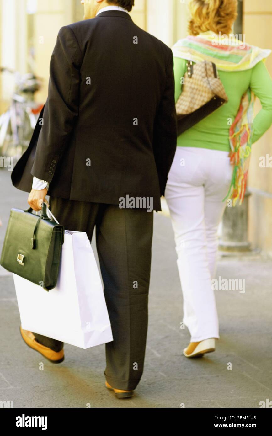 Man carrying woman bag hi res stock photography and images Alamy
